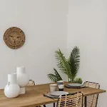 Typical 2br In Campolide 아파트