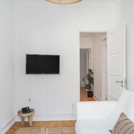 Apartment Typical 2br In Campolide