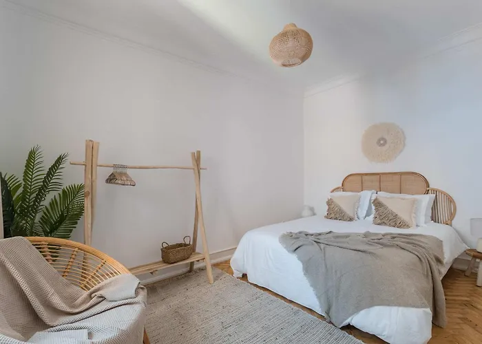 Typical 2br In Campolide Apartament *