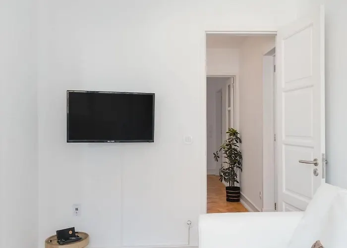 Apartament Typical 2br In Campolide