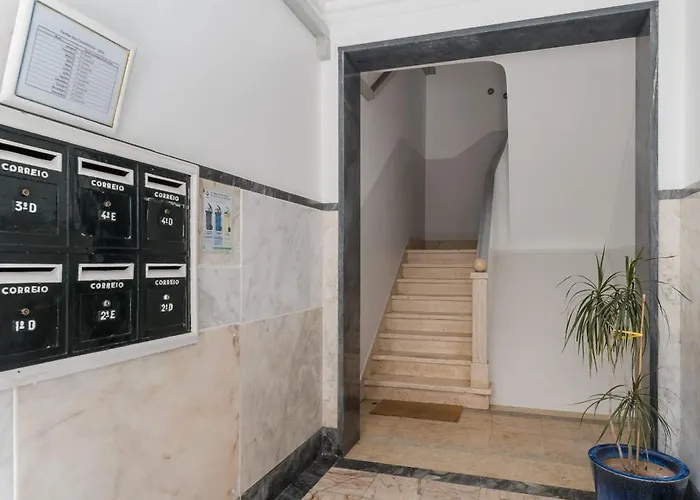 Daire Typical 2br In Campolide